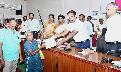 மக்கள் குறைதீர்க்கும் கூட்டத்தில் பயனாளிகளுக்கு மனை ஒதுக்கீட்டு ஆணைகளை கலெக்டர் மதுசூதன்ரெட்டி வழங்கினார்.