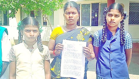 குழந்தைகளுடன் மனு அளிக்க வந்த உமா.