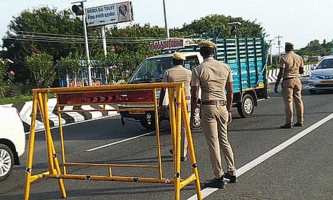 கிழக்கு கடற்கரை சாலையில் போலீசார் தடுப்பு அமைத்து வாகன சோதனை நடத்திய காட்சி.