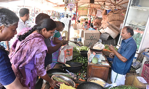 வ.உ.சி. மார்க்கெட்டில் காய்கறி விலை உயர்ந்தது