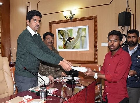 ஊட்டியில் 4 கல்லூரி மாணவ, மாணவிகளுக்கு கல்வி உதவித்தொகை