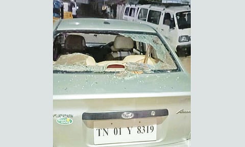 கும்பல் தாக்கியதில் சேதம் அடைந்த போலீஸ் வாகனம்