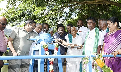 பாசனத்திற்காக 18-ம் கால்வாயில் தண்ணீரை கலெக்டர் முரளிதரன் திறந்து வைத்தார்