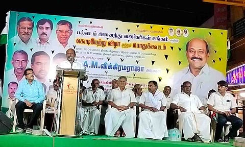 விக்கிரமராஜா மேடையில் பேசிய காட்சி.