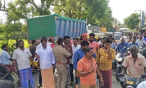 கடலூரில் கவுன்சிலர் தலைமையில் பொதுமக்கள் சாலை மறியல்- லாரிகள் சிறைபிடிப்பு