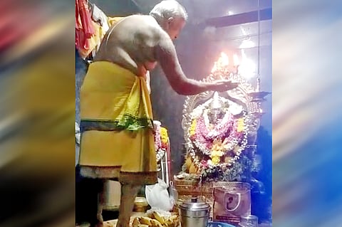 விநாயகருக்கு தீபாராதனை நடந்த காட்சி.