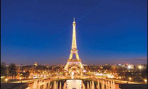 மின்சார நெருக்கடியை சமாளிக்க ஈபிள் கோபுரத்தின் மின் விளக்குகளை முன்கூட்டியே அணைக்க முடிவு