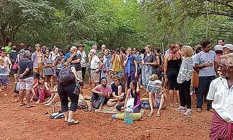 ஆரோவில்லில் தனிநபர் வாங்கிய இடத்துக்கு எதிர்ப்பு தெரிவித்து வெளிநாட்டினர் திரண்டு இருந்த காட்சி.