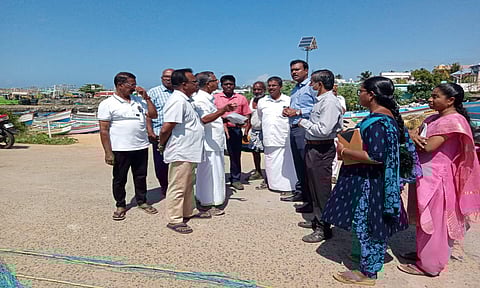 குளச்சலில் மீன்பிடித்துறைமுகம் விரிவாக்கம் குறித்து கலெக்டர் ஆலோசனை