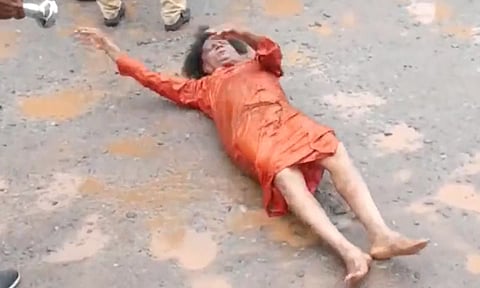 சாலை எங்கும் பள்ளம்- அங்கப்பிரதஷனம் செய்து எதிர்ப்பு தெரிவித்த நபரால் பரபரப்பு