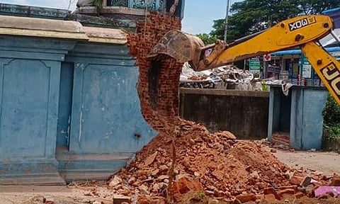 கண்டரக்கோட்டையில் பழமையான விநாயகர் கோவிலை சாலை விரிவாக்க பணிக்காக இடிக்கும் பணி தொடங்கியது.