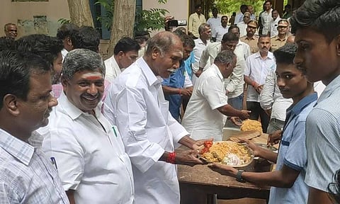 பள்ளி மாணவ-மாணவிகளுக்கு முதல்-அமைச்சர் ரங்கசாமி பிரியாணி வழங்கிய காட்சி. 