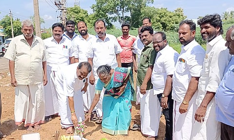 சவக்கட்டு ஊரணியை தூர்வார நடந்த பூமிபூஜையில் நகராட்சி தலைவர் துரைஆனந்த் மற்றும் கவுன்சிலர்கள் கலந்து கொண்டனர்.