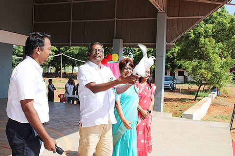 விழாவில் பாரத் கல்விக் குழுமத் தலைவர் மோகன கிருஷ்ணன் சமாதானப் புறாவைப் பறக்கவிட்ட போது எடுத்த படம்.