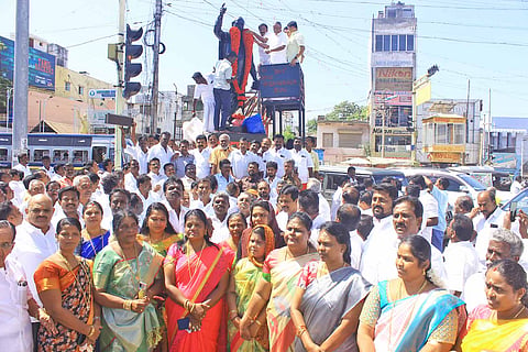 சந்திப்பில் உள்ள அண்ணா சிலைக்கு மாவட்ட செயலாளர்கள் அப்துல் வகாப் எம்.எல்.ஏ., முன்னாள் சபாநாயகர் ஆவுடையப்பன் தலைமையில் தி.மு.க.வினர் மாலை அணிவித்த காட்சி.