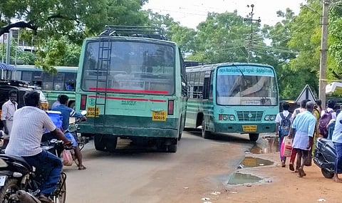 உடன்குடி சந்தையடி தெரு சந்திப்பில் போக்குவரத்து நெரிசல் ஏற்பட்டிருக்கும் காட்சி.