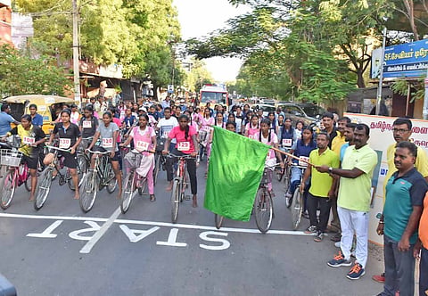 சைக்கிள் போட்டியை துணைமேயர் ராஜூ கொடியசைத்து தொடங்கி வைத்த காட்சி