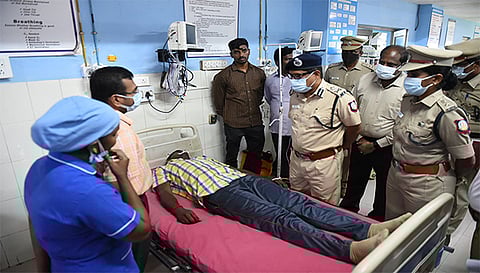 செல்போன் பேசிக்கொண்டே வாகனம் ஓட்டியதை தட்டிக்கேட்ட போலீஸ் ஏட்டின் மூக்கை உடைத்த வாலிபர்