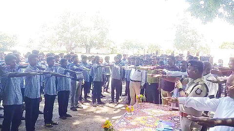 பள்ளி மாணவர்களிடம் போதை பொருள் குறித்து விழிப்புணர்வு ஏற்படுத்திய எஸ்.பி. கார்த்திகேயன்.