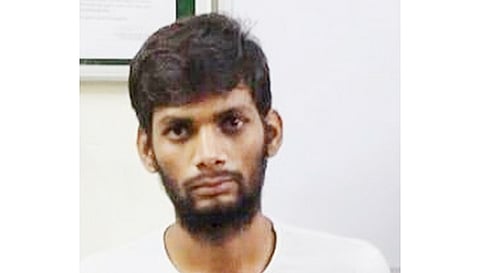 கைது செய்யப்பட்ட மணிஷ்.