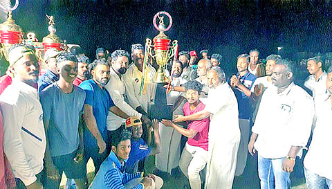 கிரிக்கெட் போட்டியில் வெற்றி பெற்றவர்களுக்கு கோப்பை வழங்கப்பட்டது.