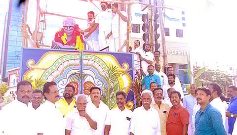 அண்ணா சிலைக்கு ஓ. பன்னீர்செல்வம் அணி சார்பில் மாலை அணிவித்து மரியாதை செலுத்தப்பட்டது.