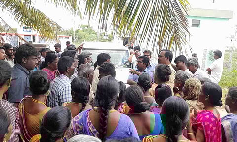 பொதுமக்கள் முற்றுகையிட்ட காட்சி. 