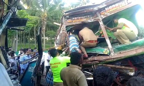 விபத்தில் சிக்கியவர்களை போராடி மீட்ட தீயணைப்புத்துறையினர்.