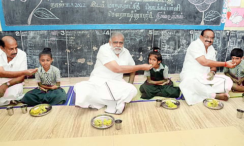 அமைச்சர்கள் இ.பெரியசாமி, அர.சக்கரபாணி ஆகியோர் காலை சிற்றுண்டி உணவுத்திட்டத்தை தொடங்கி வைத்தனர்.