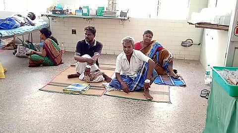 படுக்கை வசதியின்றி தரையில் தங்கியிருக்கும் நோயாளிகள்.