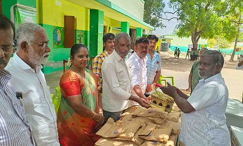  நலத்திட்ட உதவிகள் வழங்கப்பட்ட காட்சி.