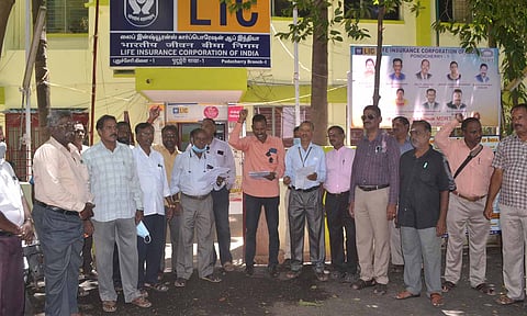 எல்.ஐ.சி. முகவர்கள் ஆர்ப்பாட்டம் நடத்திய காட்சி.