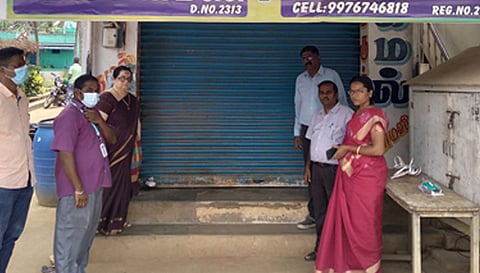 கருமந்துறையில் தனியார் மருந்தகத்திற்கு அதிகாரிகள்சீல் வைத்த காட்சி.