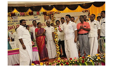 கூட்டத்திற்கு மாவட்ட மத்திய கூட்டுறவு வங்கி தலைவர் எஸ்.ஆர். வெற்றிவேல் தலைமை தாங்கி, குத்து விளக்கேற்றி தொடங்கி வைத்த காட்சி.
