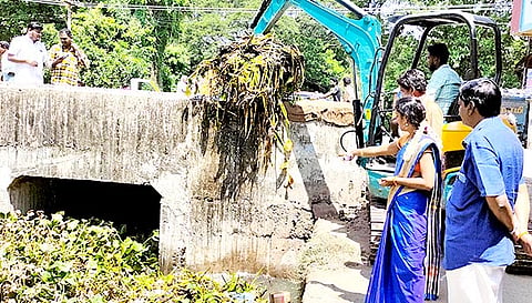 குப்பைகள் அகற்றும் பணி.