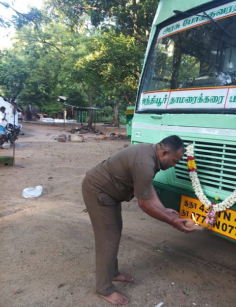 விபத்தில் சிக்கிய பஸ்சுக்கு கோவிலில் பூஜை செய்த டிரைவர்