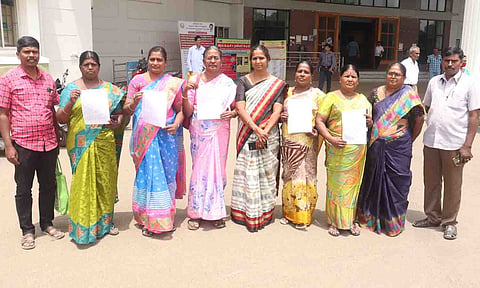 மனு கொடுக்க வந்தவர்களை படத்தில் காணலாம். 