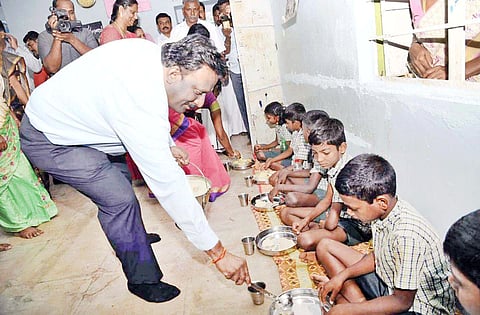 ராஜேந்திராநகர் ஊராட்சி ஒன்றிய தொடக்க பள்ளியில் காலை உணவு திட்டத்தை கலெக்டர் முரளிதரன் தொடங்கி வைத்தார்.