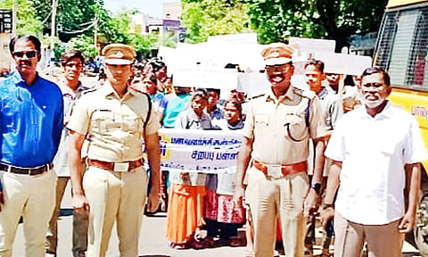 போதை பொருள் விழிப்புணர்வு ஊர்வலத்தில் கலந்து கொண்டவர்கள்.
