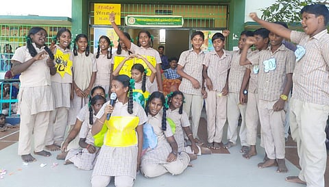 துக்கியாம்பாளையம் அரசுப்பள்ளியில் ஓசோன் படலம் பாதுகாப்பு குறித்த விழிப்புணர்வு கலை நிகழ்ச்சி நடத்திய மாணவர்கள்.