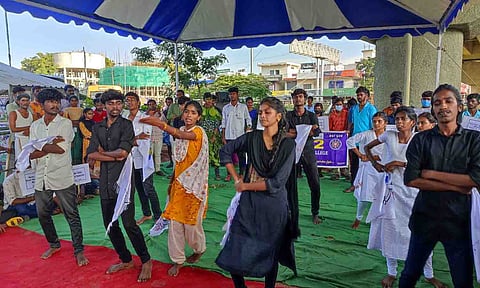 மாணவர்களின் விழிப்புணர்வு கலைநிகழ்ச்சி நடைபெற்ற காட்சி. 