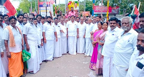 அண்ணா சிலைக்கு ஒன்றிய செயலாளர் சண்முக வடிவேல் தலைமையில் தி.மு.க.வினர் மரியாதை செலுத்தினர்.