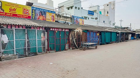 ராஜபாளையத்தில் கடைகள் அடைக்கப்பட்டிருக்கும் காட்சி.