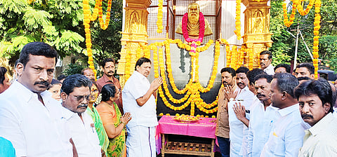 அம்மூர் அடுத்த சமத்துவபுரத்தில் பெரியார் பிறந்த நாள் முன்னிட்டு அவரது உருவ சிலைக்கு அமைச்சர் ஆர்.காந்தி மாலை அணிவித்து மரியாதை செலுத்திய போது எடுத்த படம்.