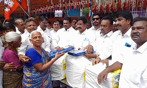 பாண்டுரங்கன் நினைவுநாளையொட்டி ஏழைகளுக்கு அ.தி.மு.க. கிழக்கு மாநில செயலாளர் அன்பழகன் வேட்டி, சேலை வழங்கிய காட்சி. 