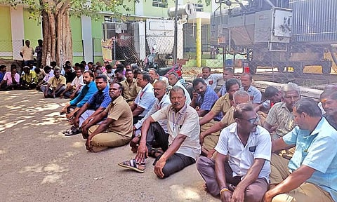 உள்ளிருப்பு போராட்டத்தில் ஈடுபட்ட மின்ஊழியர்கள்.