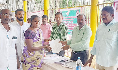 கூட்டத்தில் வேதாரண்யம் தாசில்தார் ரவிச்சந்திரனிடம் பொதுமக்கள் மனு அளித்தனர்.