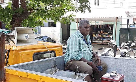 கொசு மருந்து அடிக்கும் வாகனத்தில் ஒலிபெருக்கி அமைக்கப்பட்டு விழிப்புணர்வு மேற்கொள்ளப்பட்ட காட்சி. 