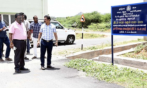 வடபுதுப்பட்டியில் கருவேல்நாயக்கன்பட்டி சாலை முதல் பின்னத்தேவன்பட்டி சாலை வரை தார்ச்சாலை அமைக்கும் பணி முடிந்தது. இதனை கலெக்டர் முரளிதரன் ஆய்வு செய்தார்.