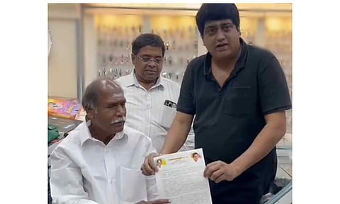 முதல்-அமைச்சர் ரங்கசாமியிடம் என்.ஆர். காங்கிரஸ் பிரமுகர் ராம் முனுசாமி மனு அளித்த போது எடுத்த படம்.
